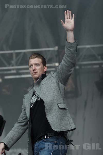 QUEENS OF THE STONE AGE - 2005-08-25 - SAINT CLOUD - Domaine National - Grande Scene - Joshua Michael Homme III